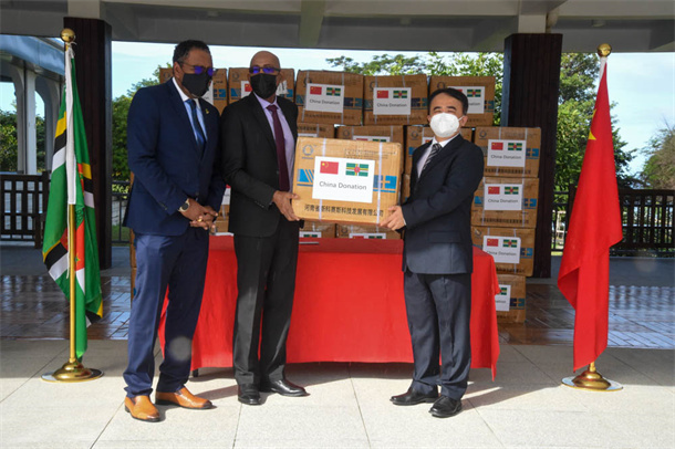 CHINA SPENDET GESICHTSMASKEN AN DOMINICA